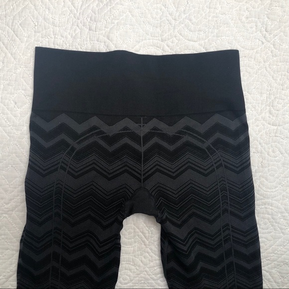 Lululemon Ebb To Street Black Chevron Yoga Pants 6 - Picture 6 of 7
